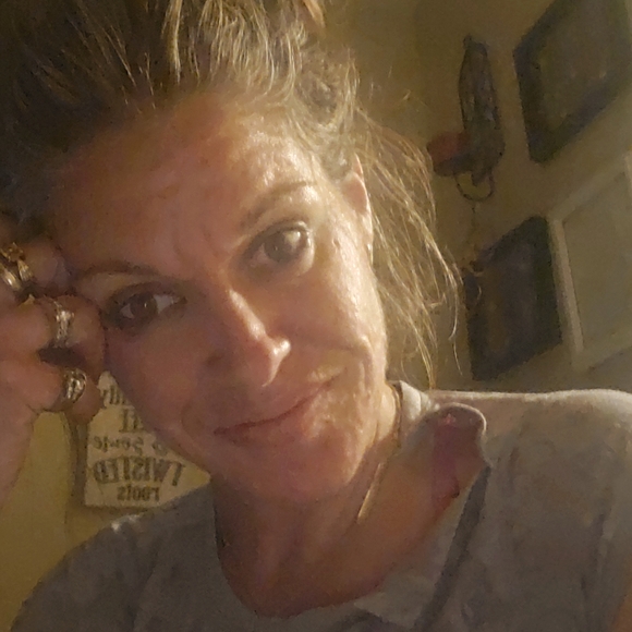 Meet your Posher, Lisa - Picture 2 of 2